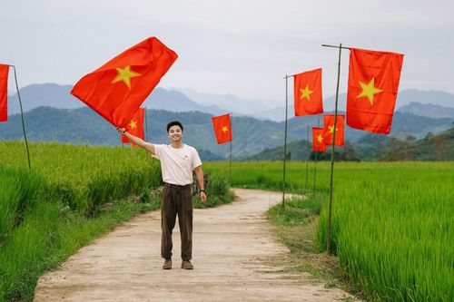 Địa điểm check-in cách Hà Nội 170km tràn ngập sắc cờ đỏ sao vàng giữa đồng lúa