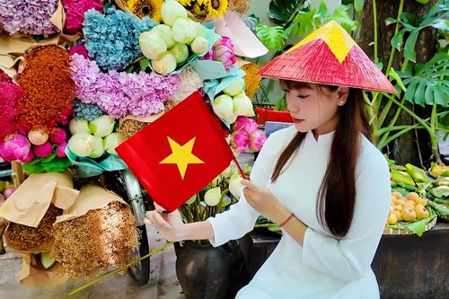 TPHCM ngập tràn sắc đỏ, giới trẻ mê mẩn check-in mừng Lễ Quốc khánh 2/9