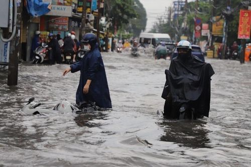Xe máy ngã nhào giữa 'biển nước', người dân TPHCM chật vật đi làm sáng sớm