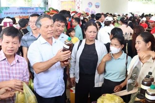 Người dân Quảng Ngãi đổ xô đi chợ 0 đồng, vui vẻ chọn được đồ ưng ý