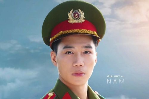 Diễn viên 23 tuổi đóng 'Mưa đỏ' hóa ra là Trung úy công an ở phim giờ vàng VTV
