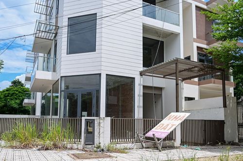 Biệt thự bỏ hoang cho ruồi muỗi sống, giá vẫn tăng khó tin