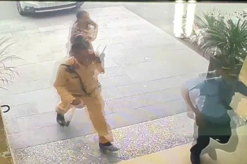 Cảnh sát đưa bé trai bị bỏng vượt đường tắc vào cấp cứu kịp thời