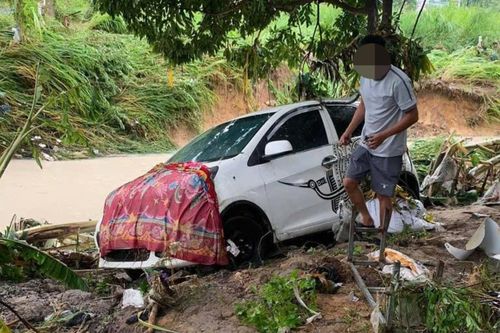 30 phút nước mưa dâng 1m, dân Đồng Nai đang ngủ thì bật dậy ôm con chạy