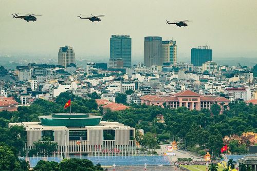 Trực thăng bay rợp trời trên Quảng trường Ba Đình