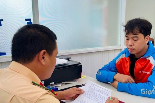 Xử phạt thanh niên lái ôtô mui trần kéo theo xe điện trên phố
