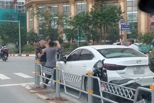 Tài xế ô tô, xe máy đánh nhau giữa ngã tư ở Hà Nội