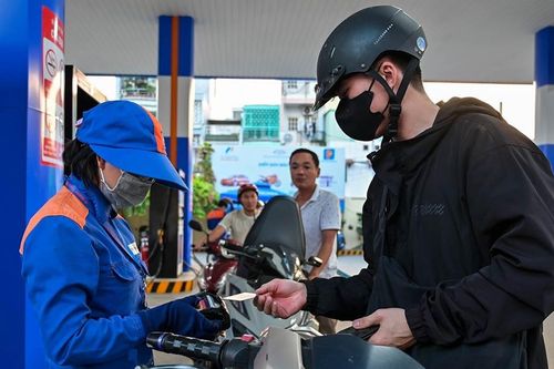 Giá xăng tăng trở lại, RON 95 vượt 20.000 đồng/lít