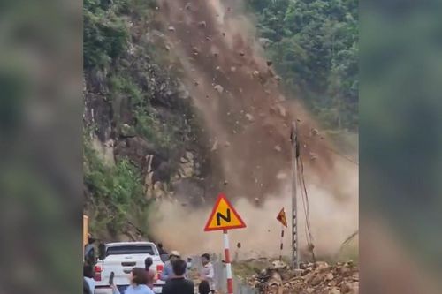 Khoảnh khắc hàng trăm m3 đất đá đổ ập xuống, người đi đường bỏ chạy tán loạn
