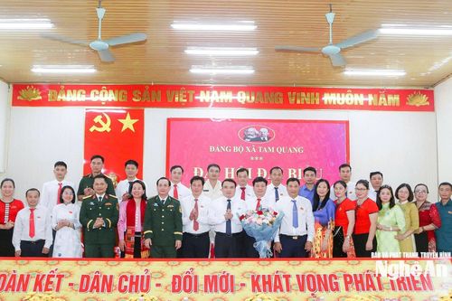 Phó Chủ tịch UBND tỉnh Nghệ An Phùng Thành Vinh dự và chỉ đạo Đại hội đại biểu Đảng bộ xã Tam Quang