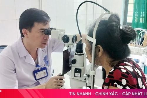 Suýt hỏng mắt do dùng hạt na ngâm rượu gội đầu trị chấy