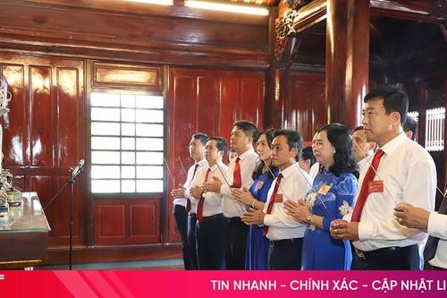 Đoàn Đại biểu Đảng bộ Các cơ quan Đảng tỉnh dâng hương báo công trước thềm đại hội