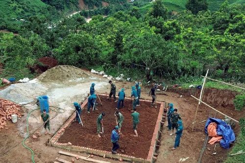 Quân khu 2 hỗ trợ xây dựng nhà ở cho người dân bị thiên tai ở Sơn La