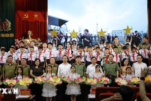 Công an tỉnh Điện Biên tiếp nhận, nuôi dưỡng 40 học sinh