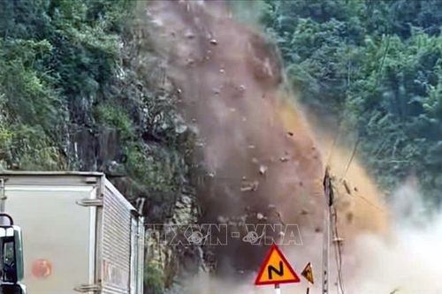 Sơn La: Sạt lở đá nghiêm trọng, giao thông ùn tắc cục bộ