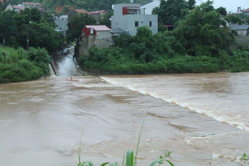 Thời tiết đêm 21/8: Mưa to ở nhiều nơi, một số sông có lũ lên nhanh