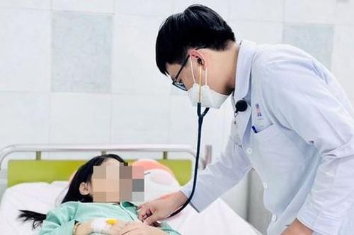 Ăn kẹo dẻo người quen mang từ nước ngoài về, 2 chị em nhập viện cấp cứu