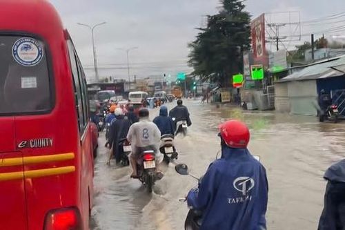 Mưa lớn 'trút xuống' Đồng Nai, nhiều nơi ngập sâu