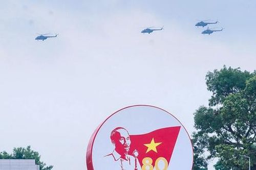 Biên đội máy bay tập luyện diễu binh trên bầu trời Hà Nội