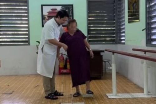 'Hồi sinh' bước chân cho cụ bà 69 tuổi ở Huế nhờ ca phẫu thuật đặc biệt
