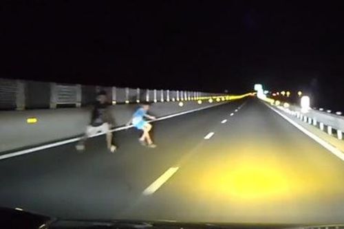 Nguy hiểm tột độ: Hai người đi bộ liều mạng băng qua cao tốc