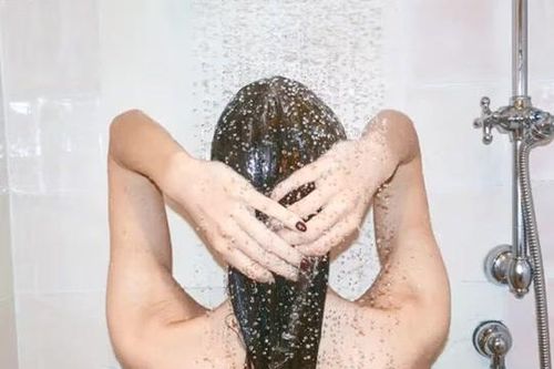 Nên tắm buổi sáng hay buổi tối? Chuyên gia vi sinh tiết lộ đáp án bất ngờ