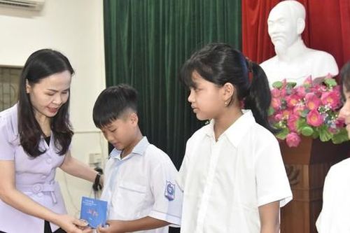 Hà Tĩnh: Trao học bổng và kinh phí đỡ đầu cho trẻ em có hoàn cảnh khó khăn
