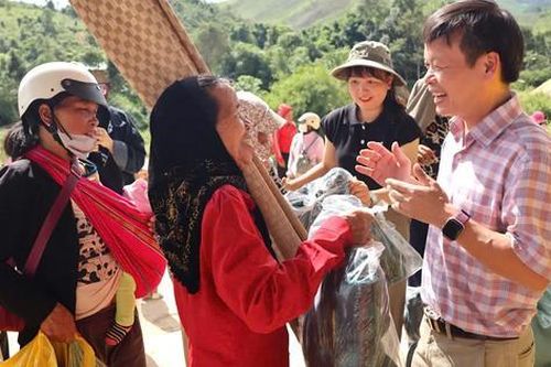 'Phiên chợ 0 đồng' thắp lên hy vọng mới cho đồng bào Xơ Đăng
