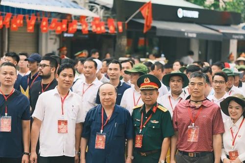 Chủ tịch VACOD-HBA thăm, tiếp sức khối diễu hành Doanh nhân Việt Nam trước hợp luyện nhiệm vụ A80