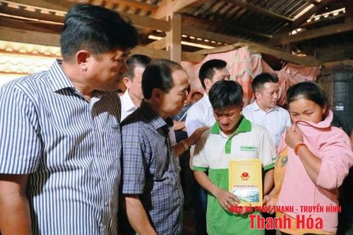 Phó Chủ tịch Thường trực HĐND tỉnh Lê Tiến Lam thăm hỏi, động viên gia đình có nạn nhân bị lũ cuốn ở Trung Lý