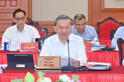 Bộ Chính trị cho ý kiến về công tác chuẩn bị Đại hội Đảng bộ thành phố Hà Nội và TP Hồ Chí Minh