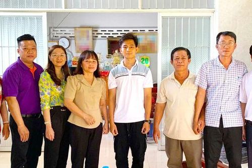 Trao thưởng học sinh xuất sắc, thủ khoa kỳ thi tốt nghiệp THPT năm 2025