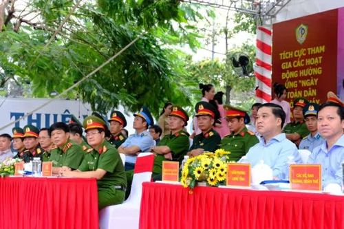 [Chùm ảnh] Diễn tập chữa cháy ở tòa nhà The Pegasus Plaza tại phường Trấn Biên