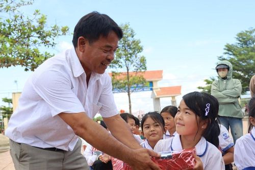 Tiếp sức đến trường cho học sinh vùng khó