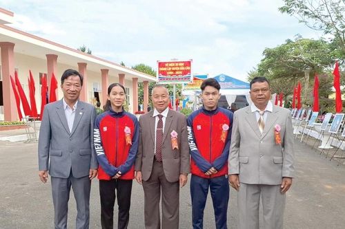 Hai vận động viên cử tạ giàu thành tích