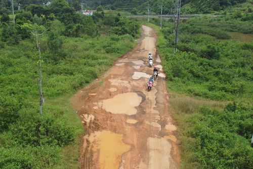 Nhiều tuyến đường giao thông biến thành 'ao' trong mùa mưa