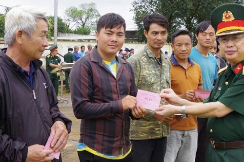 Trung đoàn 720 tặng bò giống cho 96 hộ dân xã Quảng Tân