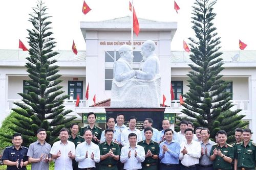 Thường trực Tỉnh ủy Lâm Đồng thăm, tặng quà Đồn Biên phòng Cửa khẩu Bu P'răng