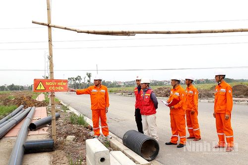 Kiểm tra việc thực hiện các quy định về bảo vệ an toàn công trình lưới điện cao áp