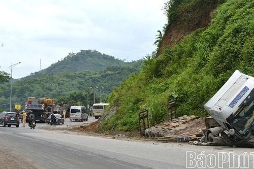 Hai xe tải mất lái tại dốc Cun, may mắn không thiệt hại về người