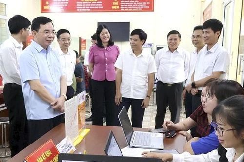 Phó Bí thư Tỉnh ủy Bùi Huy Vĩnh làm việc tại xã Cao Phong về thực hiện chính quyền địa phương 2 cấp