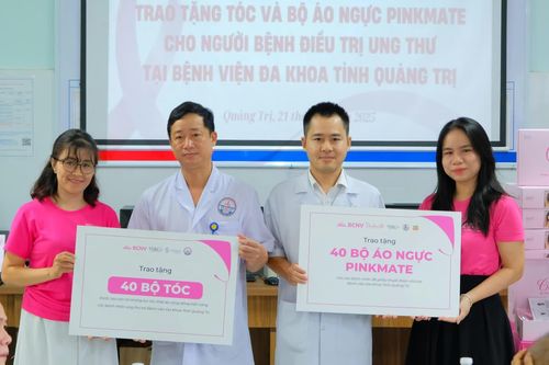 Trao tặng tóc giả và áo vú cho bệnh nhân ung thư