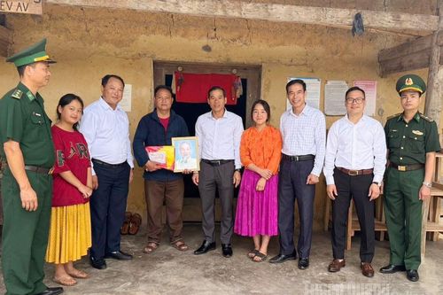 Hơn 1.000 hộ dân biên giới được tặng cờ Tổ quốc và ảnh Bác Hồ nhân dịp kỷ niệm ngày Quốc khánh 2-9