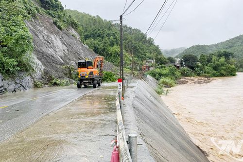 Sạt lở, ngập úng gây ách tắc cục bộ nhiều tuyến đường ở phía Bắc Thái Nguyên