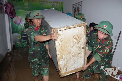 Khẩn trương hỗ trợ 7 hộ dân bị ảnh hưởng sạt lở tại phường Đức Xuân