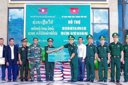 Trao hỗ trợ cho người dân bản Ta Lui