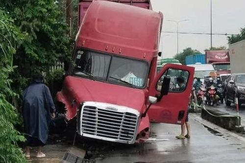 TP.HCM: Xe container cày nát hàng chục mét dải phân cách, rớt bánh ra ngoài
