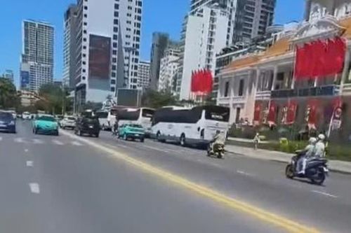 Truy tìm người nước ngoài chạy xe ngược chiều, lạng lách trên đường phố Nha Trang