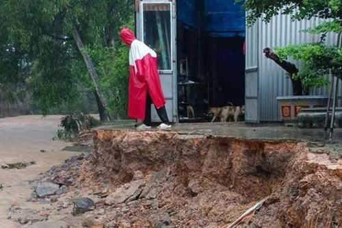 Mưa kéo dài gây sạt lở ở nhà dân tại Đồng Nai