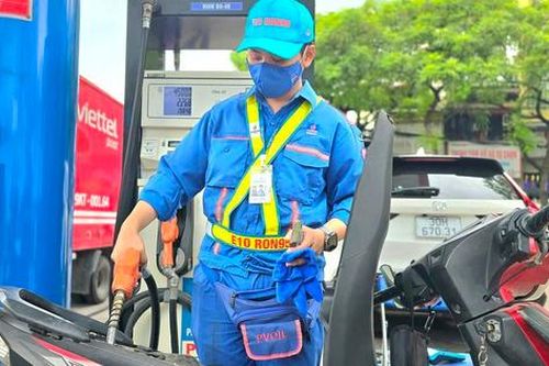Giá xăng đồng loạt tăng, RON 95 vượt 20.000 đồng/lít